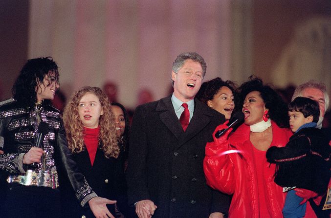 El presidente electo de Estados Unidos Bill Clinton y su hija Chelsea se unen a los cantantes Michael Jackson) y Diana Ross en la canción 'We are the world' el 17 de enero de 1993 en el Lincoln Memorial.