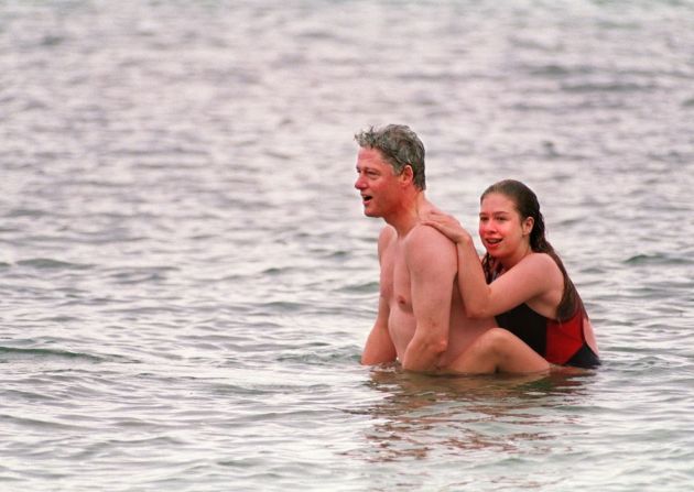 El entonces presidente de Estados Unidos Bill Clinton en una foto tomada el 11 de julio de 1993 en Honolulu, nada con su hija Chelsea en la playa del hotel durante dos días de descanso en Hawai después de visitar Corea y Japón.