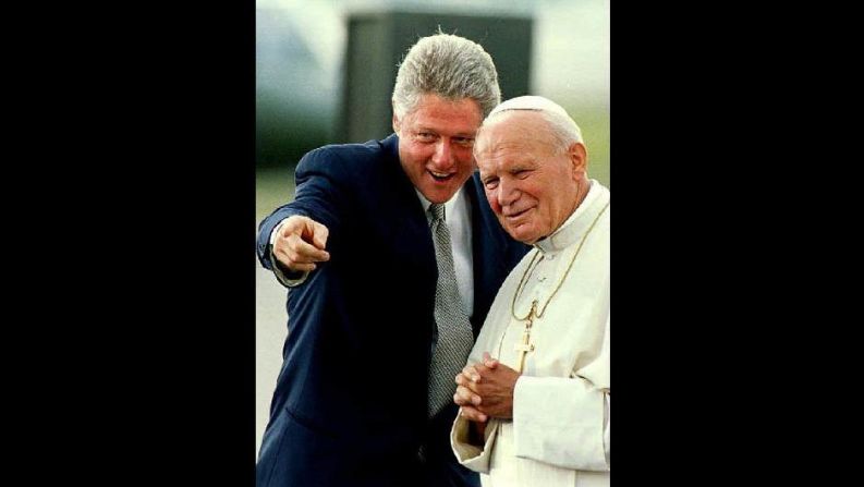 Clinton señala a la gente entre la multitud al Papa Juan Pablo II a su llegada al aeropuerto internacional de Stapleton el 12 de agosto de 1993.