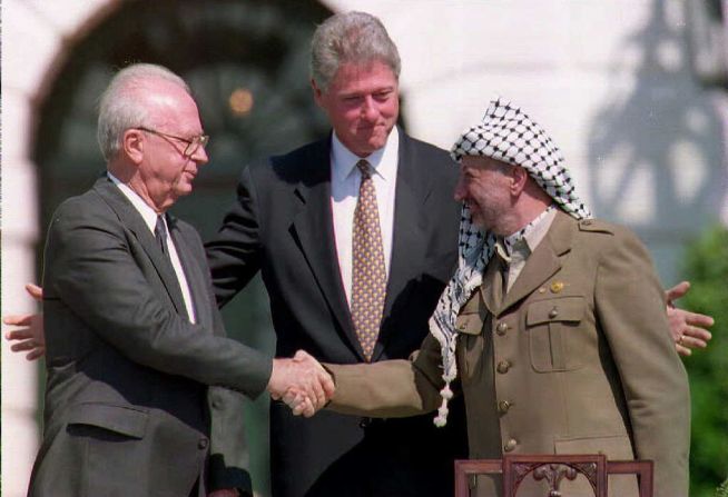 Esta fotografía de archivo del 13 de septiembre de 1993 muestra al presidente estadounidense Bill Clinton parado entre el líder de la OLP, Yasser Arafat mientras estrecha la mano del primer ministro israelí Yitzahk Rabin.