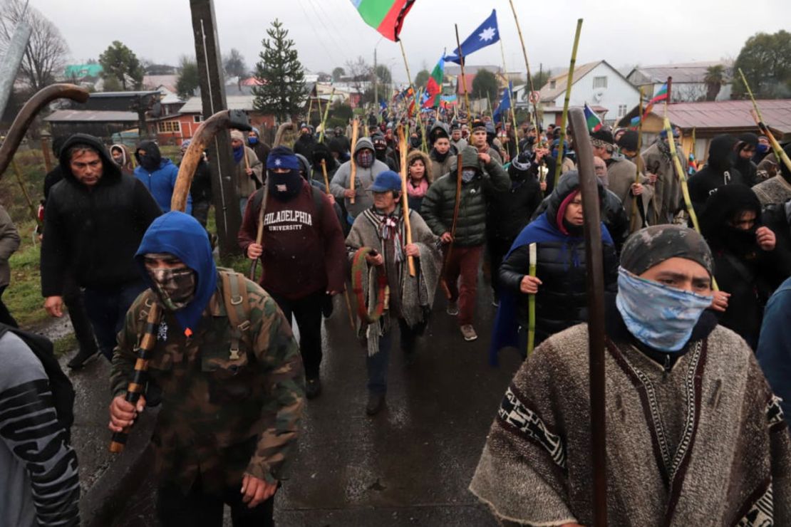 Indígenas mapuches marchan durante una protesta en Curacautin, región de la Araucanía, Chile, el 9 de agosto de 2020.
