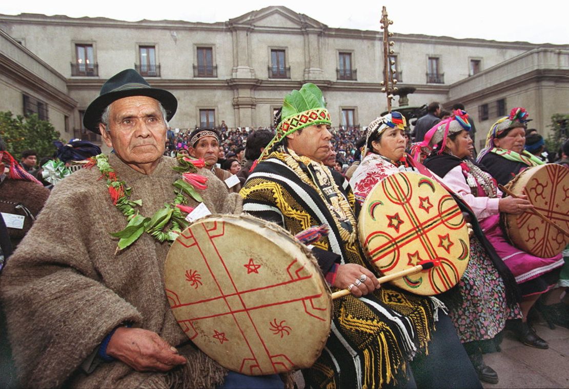 Unos 1.000 indígenas mapuches se reúnen en el Palacio de La Moneda de Santiago el 5 de agosto de 1999, para la firma del "Pacto de Respeto Ciudadano" por parte del presidente chileno Eduardo Frei.