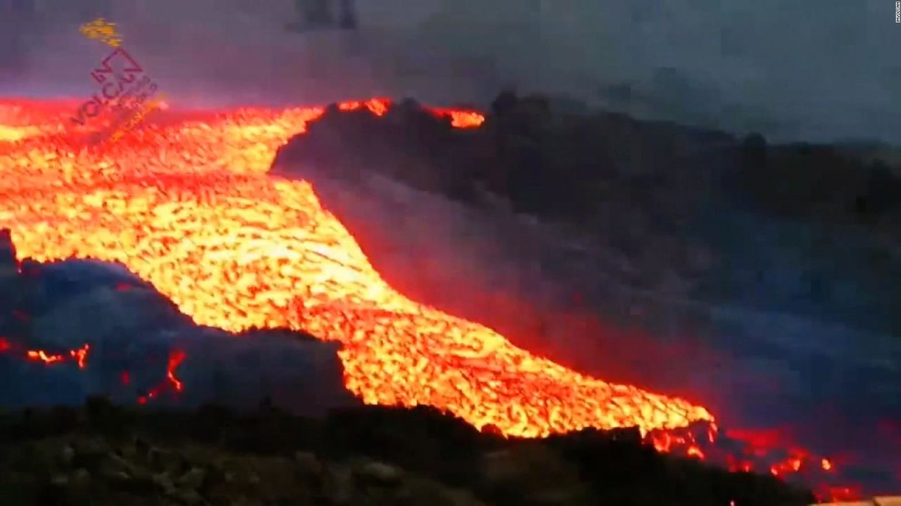 CNNE 1083905 - "tsunami" de lava en canales del volcan en la palma