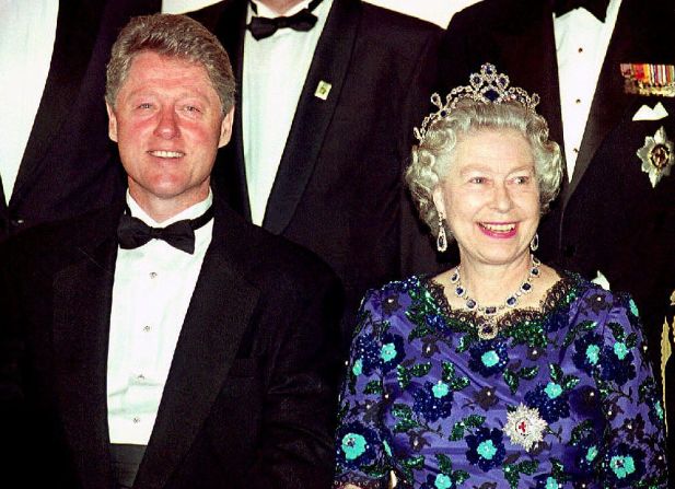 El presidente estadounidense Bill Clinton y la reina Isabel II de Gran Bretaña sonríen para las cámaras durante la sesión de fotos de grupo en el Guildhall el 4 de junio de 1994 antes de un banquete de celebración del 50 aniversario de la invasión del Día D de Normandía.