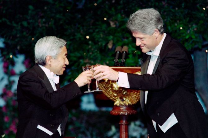 El presidente estadounidense Bill Clinton ofrece un brindis por el emperador japonés Akihito durante una cena de estado en la Casa Blanca el 13 de junio de 1994. -.