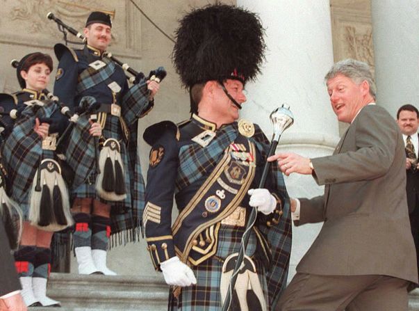 El presidente estadounidense Bill Clinton bromea con un tamborista mayor en el Capitolio de Estados Unidos en Washington el 16 de marzo.