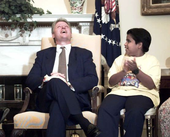 El presidente estadounidense Bill Clinton se ríe durante una reunión en la Oficina Oval con adolescentes para discutir el programa antitabaco.