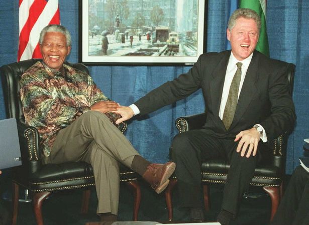 El presidente estadounidense Bill Clinton y el presidente sudafricano Nelson Mandela se ríen durante una sesión de fotos antes de su reunión bilateral el 22 de octubre de 1995 en las Naciones Unidas.