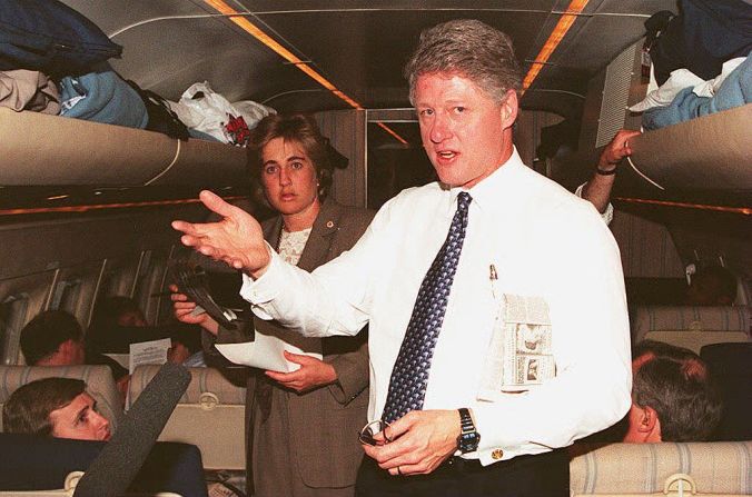 Bill Clinton, habla con los reporteros en un viaje de regreso a Washington a bordo del Air Force One.