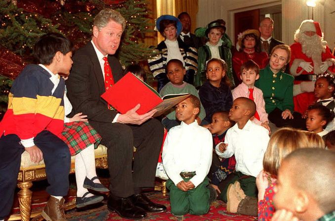 Clinton lee "T'was the Night Before Christmas" de Clement Clarke Moore a un grupo de escolares en el Comedor Estatal de la Casa Blanca unl 22 de diciembre.