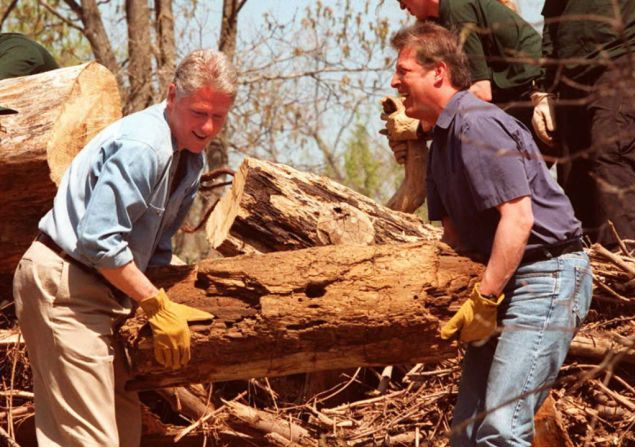 El presidente estadounidense Bill Clinton y el vicepresidente Al Gore ayudan a los voluntarios a restaurar el histórico camino del canal dañado por las devastadoras tormentas invernales de este año en el Parque Histórico Nacional en Great Falls, Virginia, en 1996.