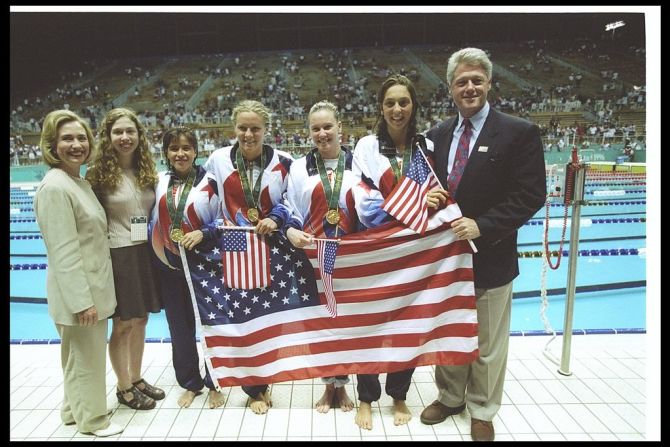 Clinton posa con el equipo de relevos de Estados Unidos durante los Juegos Olímpicos de 1996 en Atlanta, Georgia.