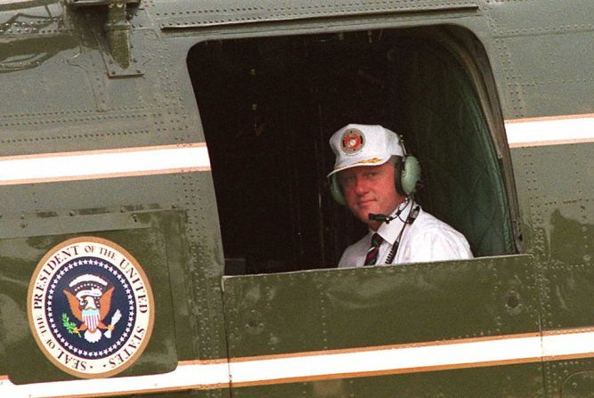 El presidente estadounidense Bill Clinton sale de la Casa Blanca en un helicóptero el 9 de septiembre de 1996 para recorrer las áreas inundadas, en las cercanías de Virginia y Maryland, causadas por la reciente tormenta tropical Fran.