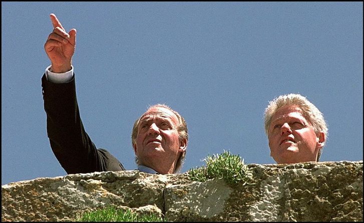 El rey de España Juan Carlos II y el presidente estadounidense Bill Clinton miran por encima del muro del castillo de Bellver del siglo XIV, en 1997.