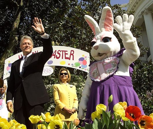 El presidente estadounidense Bill Clinton, la primera dama Hillary Rodham Clinton, y el Conejo de Pascua durante un evento en 1998.
