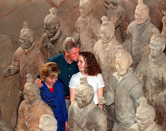 Clinton besa a su hija Chelsea, mientras la primera dama Hillary Clinton hace un recorrido por el sitio de excavación del Ejército de Terracota en Xian el 26 de junio de 1998.
