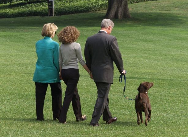 El presidente estadounidense Bill Clinton, la primera dama Hillary Clinton y su hija Chelsea parten el 18 de agosto de la Casa Blanca en Washington con su perro Buddy de camino a unas vacaciones de dos semanas en Martha's Vineyard.