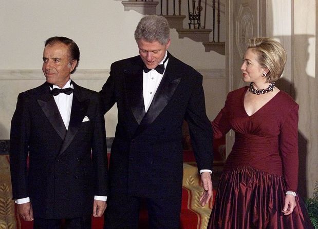 El presidente estadounidense Bill Clinton y la primera dama Hillary Rodham Clinton se preparan para recibir invitados con el presidente argentino Carlos Menem el 11 de enero en la Casa Blanca durante una cena de estado en Washington, en 1999.