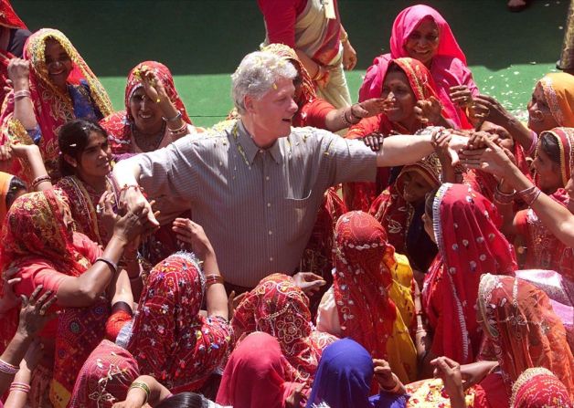 El entonces presidente de Estados Unidos, Bill Clinton, se da la mano con los aldeanos locales después de recorrer la aldea de Nayla el 23 de marzo de 2000 en Nayla, India.