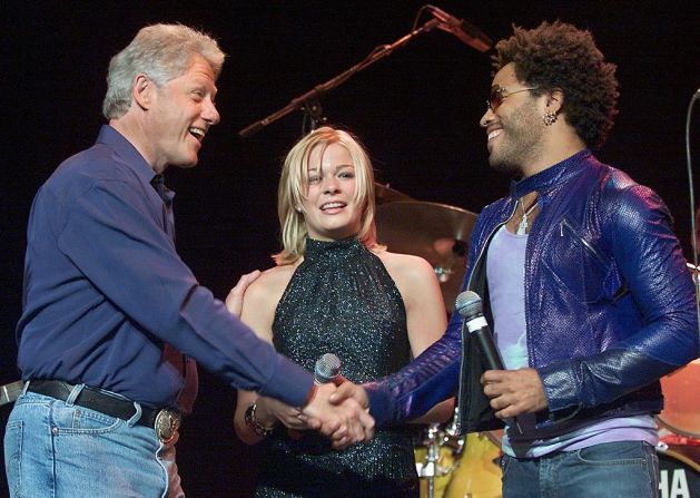 El presidente estadounidense Bill Clinton agradece al músico de rock Lenny Kravitz y a la cantante de country LeAnn Rimes tras un evento en el año 2000.