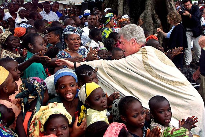 Bill Clinton se acerca a los niños y a su hija Chelsea mientras recorren la aldea de Ushafa, Nigeria, el 27 de agosto de 2000.