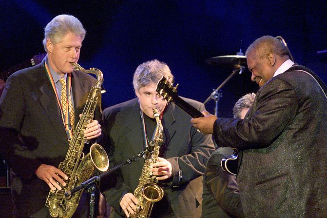 El presidente Bill Clinton toca el saxo con B.B. King y Dave Boruff en 'Una celebración familiar 2001' en el Regent Beverly Wilshire Hotel, Beverly Hills, CA. 01/04/01. Los Angeles.