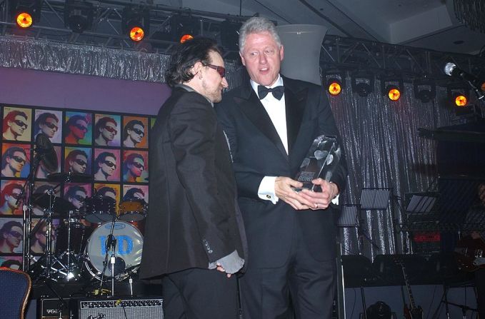 El presidente Bill Clinton entrega al músico Bono el premio a la Persona del Año durante el 13 ° homenaje anual a la Persona del año de MusiCares en el Marriott Marquis el 21 de febrero de 2003 en la ciudad de Nueva York.