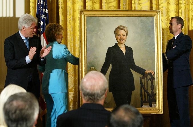 El ex presidente estadounidense Bill Clinton y su esposa, la senadora estadounidense Hillary Clinton miran el retrato de Hillary durante una ceremonia para develar los retratos de Clinton en el East Room de la Casa Blanca el 14 de junio de 2004.
