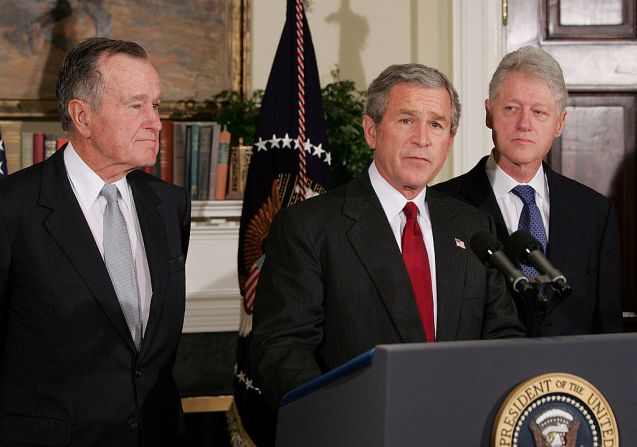El lunes 3 de enero de 2005 en Washington, el presidente Bush anunció que Clinton y George H.W. Bush liderarían los esfuerzos de recaudación de fondos para los países afectados por el tsunami.