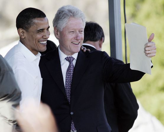 El aspirante a presidente demócrata estadounidense, el senador Barack Obama, sonríe a la multitud con el expresidente de Estados Unidos Bill Clinton, el 4 de marzo de 2007 en Selma, Alabama.