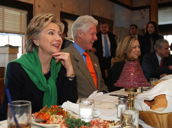 La aspirante demócrata a la presidencia y senadora de Nueva York Hillary Clinton, su esposo, el expresidente estadounidense Bill Clinton y su hija Chelsea Clinton tienen un almuerzo con simpatizantes el 03 de enero de 2008 en el restaurante Tursi's Latin King el día del caucus estatal en Des Moines, Iowa.