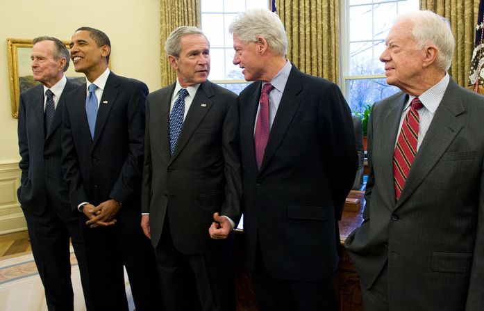 El presidente estadounidense George W. Bush junto con el presidente electo Barack Obama, el expresidente George H.W. Bush, el expresidente Bill Clinton y el ex presidente Jimmy Carter en la Oficina Oval de la Casa Blanca en Washington, DC, el 7 de enero de 2009.