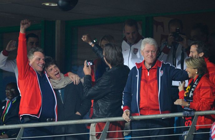 El expresidente estadounidense Bill Clinton celebra el primer gol de Estados Unidos con la presentadora de noticias estadounidense Katie Couric y Mick Jagger durante la Copa Mundial de la FIFA 2010 Sudáfrica partido de octavos de final entre Estados Unidos y Ghana en Royal Bafokeng Stadium el 26 de junio de 2010 en Rustenburg, Sudáfrica.