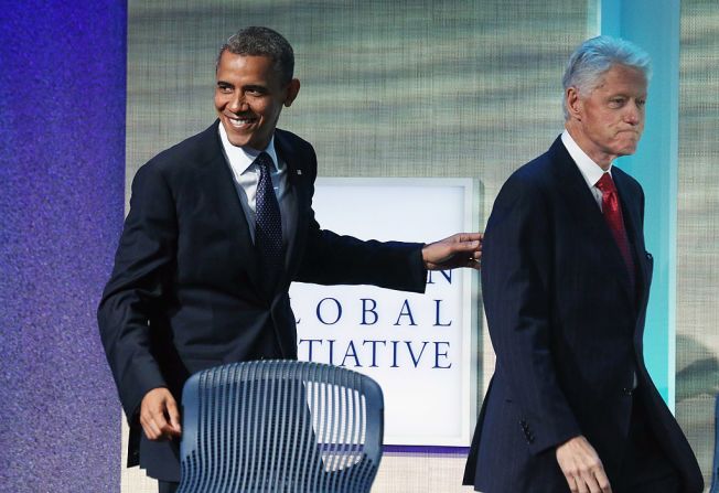El presidente de Estados Unidos, Barack Obama, camina sobre el escenario con el expresidente de Estados Unidos Bill Clinton, en la reunión de la Iniciativa Global Clinton el 25 de septiembre de 2012 en la ciudad de Nueva York.