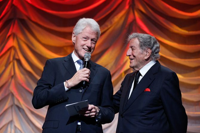 Bill Clinton y Tony Bennett asisten a los Premios Clinton Global Citizen durante el segundo día de la Reunión Anual de la Iniciativa Global Clinton 2015 en el Sheraton New York Hotel & Towers
