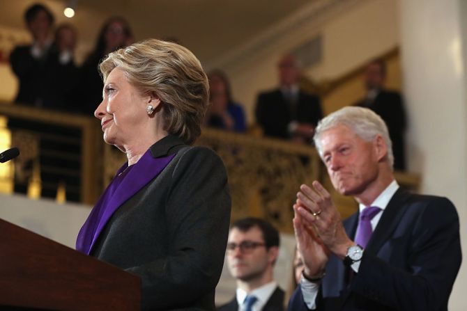 La exsecretaria de Estado Hillary Clinton, acompañada por su esposo, el expresidente Bill Clinton, en el discurso tras el triunfo de Donald Trump en las elecciones de 2016.