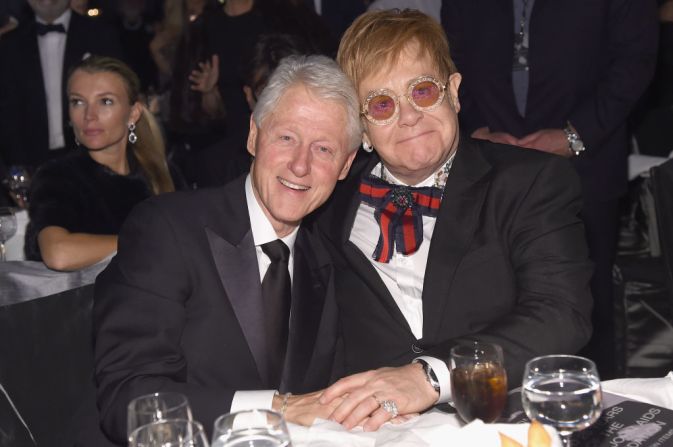 El expresidente Bill Clinton y Sir Elton John asisten a la Fundación contra el SIDA de Elton John el 7 de noviembre de 2017 en Nueva York.