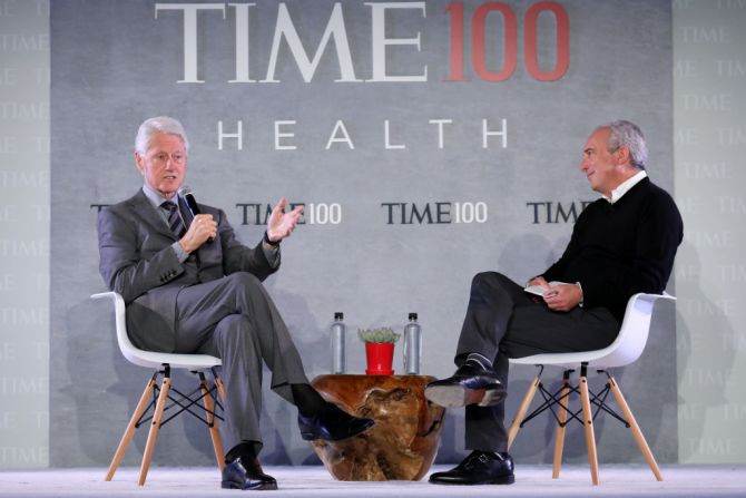 El expresidente Bill Clinton habla con el director ejecutivo del Instituto Lawrence J. Ellison de Medicina Transformativa de la USC y el copresidente de la Cumbre de Salud TIME 100, el Dr. David Agus, en el escenario durante el TIME 100 Health Summit en Pier 17 el 17 de octubre de 2019 en la ciudad de Nueva York.