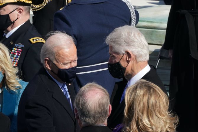 El presidente de Estados Unidos, Joe Biden, y el expresidente Bill Clinton, hablan durante la inauguración del mandato de Biden en el frente oeste del Capitolio de Estados Unidos el 20 de enero de 2021 en Washington.