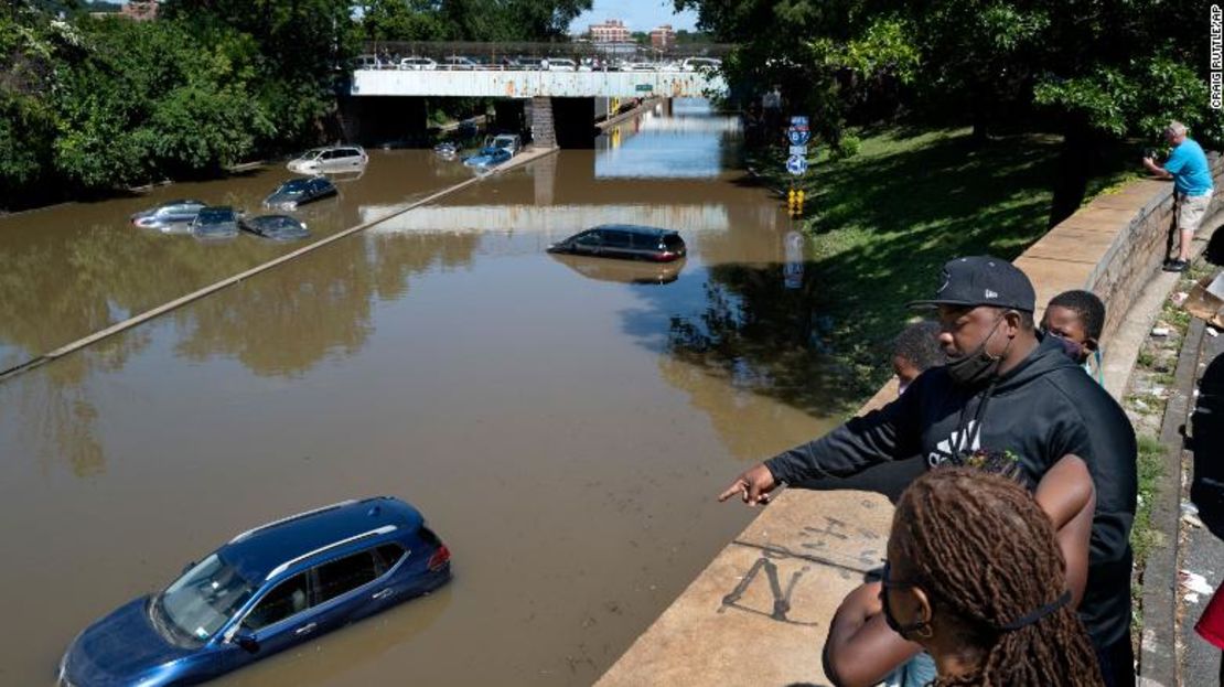 Vehículos varados por las inundaciones en el barrio del Bronx de Nueva York tras el huracán Ida, el 2 de septiembre de 2021.