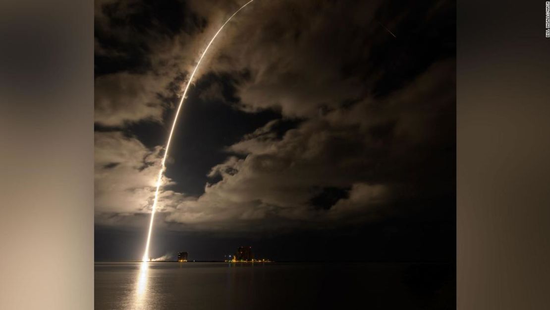 Esta imagen de larga exposición, tomada durante 2 minutos y 30 segundos, captura la belleza del lanzamiento matutino.