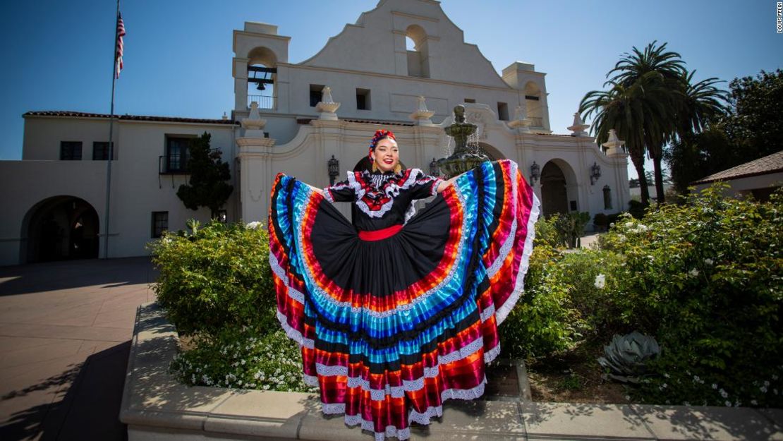 Matisse Azul Rainbolt baila con vestidos de Jalisco, Yucatán y Veracruz, México.