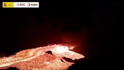 CNNE 1084415 - indetenibles los rios de lava del volcan cumbre vieja