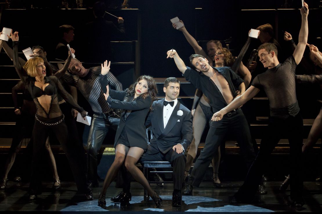 Chicago, que se presenta en el teatro Ambassador, está celebrando 25 años en Broadway y es considerado el musical estadounidense de mayor duración en la historia de la industria.(Foto ¡Viva Broadway! El elenco de Chicago es actualmente protagonizado por tres estrellas latinas que incluyen a Ana Villafañe, como Roxie Hart; Bianca Marroquín, como Velma Kelly, y al ganador del premio, Tony Paulo Szot, como Billy Flynn.