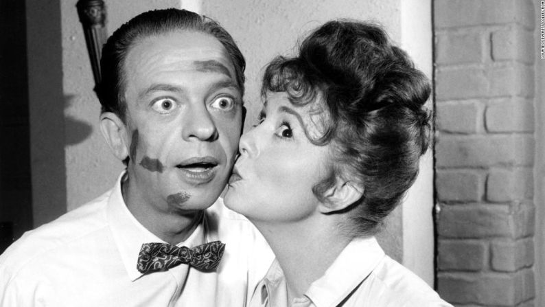 Betty Lynn, mejor conocida por interpretar a la novia de Barney Fife, Thelma Lou, en "The Andy Griffith Show", murió el 16 de octubre, informó el Museo Andy Griffith. Tenía 95 años.