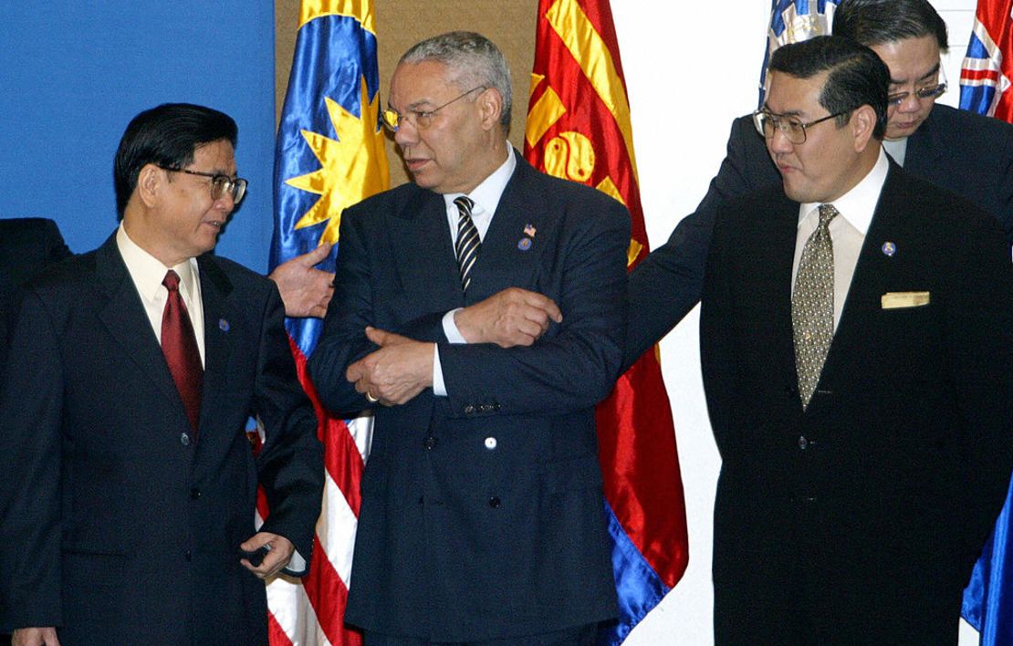 El secretario de Estado de EEUU, Colin Powell (centro), conversa con sus homólogos de Vietnam, Nguyen Dy Niem (izquierda), y de Tailandia, Surakiart Sathirathai, en Phnom penh, el 18 de junio de 2003.