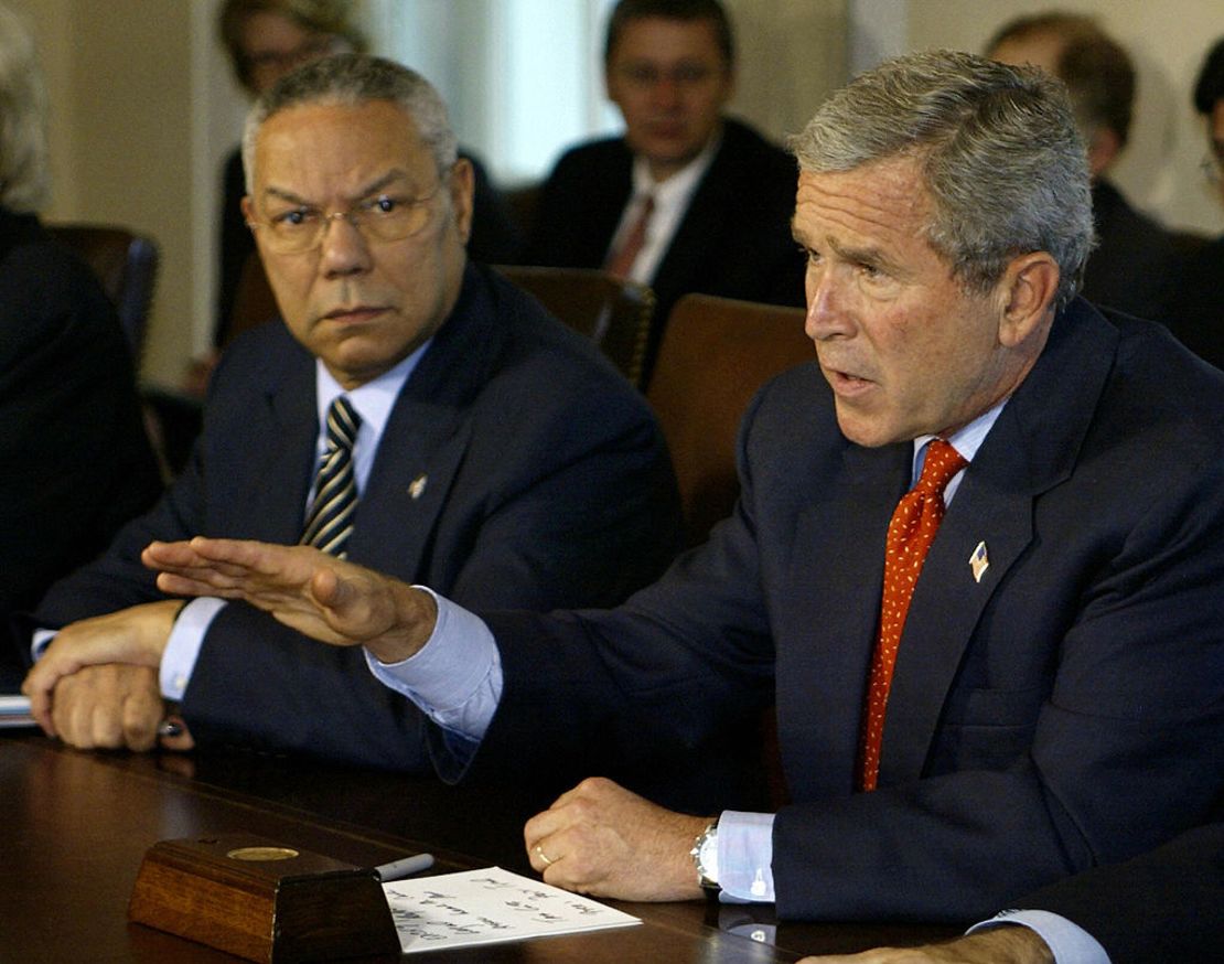 El presidente de EE.UU., George W. Bush, habla junto a Colin Powell el 7 de octubre de 2003.