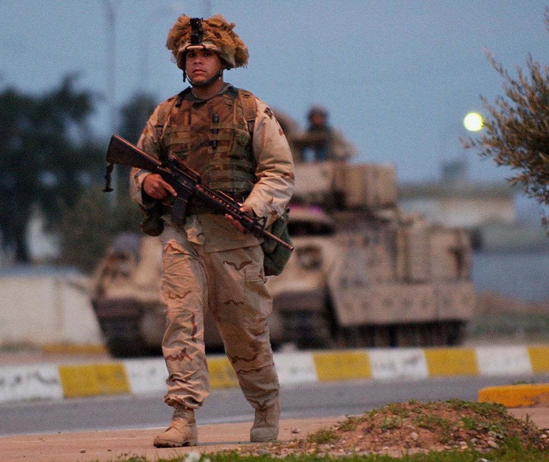 Un soldado del ejército estadounidense de la Compañía Charlie, Batallón 1-22, 4ª División de Infantería, durante una patrulla a pie, el 11 de febrero de 2004, por las calles de Tikrit, Iraq.