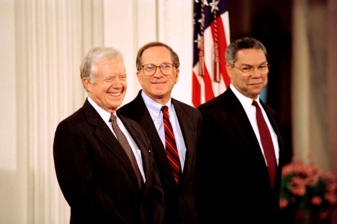 En 1993 Colin Powell se retira del Ejército con el rango de general de cuatro estrellas. En esta foto de 1994 aparece Powell junto al expresidente Jimmy Carter y el entonces senador Sam Nunn, en una conferencia de prensa en la Casa Blanca.
