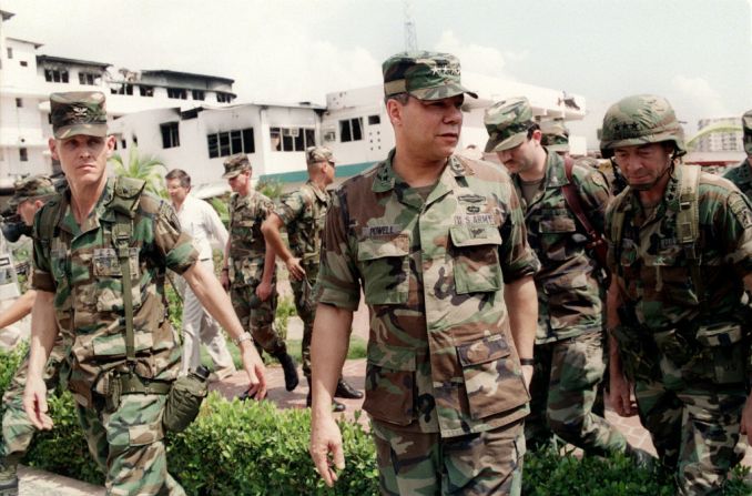 Peleó en la Guerra de Vietnam y entre sus galardones militares figuran la Legión al Mérito, la Estrella de Bronce, la Medalla del Aire, la Medalla del Soldado y dos Corazones Púrpura, otorgados tras ser herido en combate. En esta foto aparece Powell en enero de 1990 durante la invasión a Panamá.